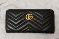 Cartera acolchada negra con detalle dorado