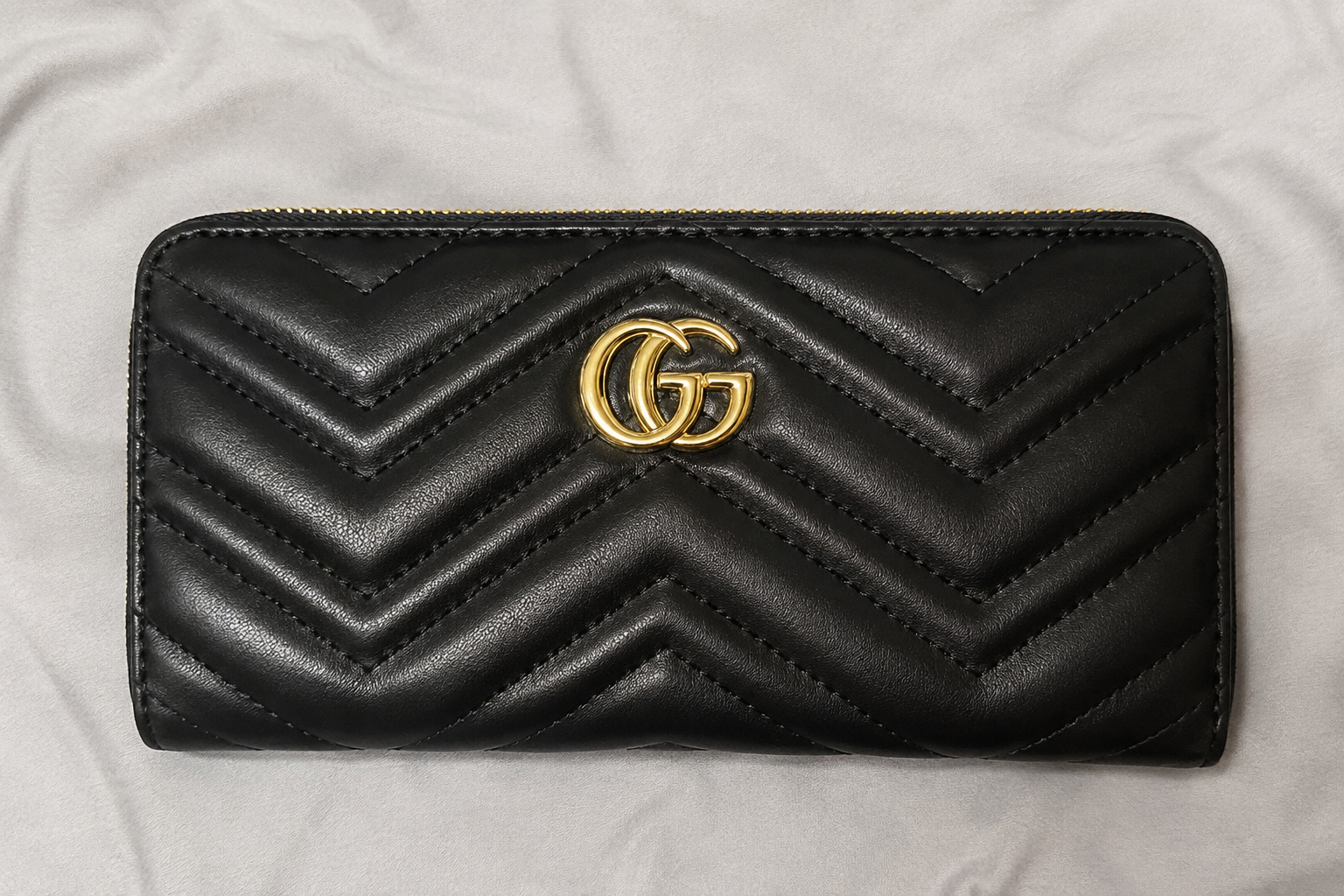 Cartera acolchada negra con detalle dorado