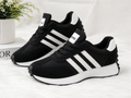 Zapatos deportivos negros con detalles blancos